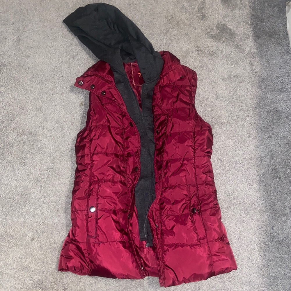 Women’s maroon vest with hood and pockets